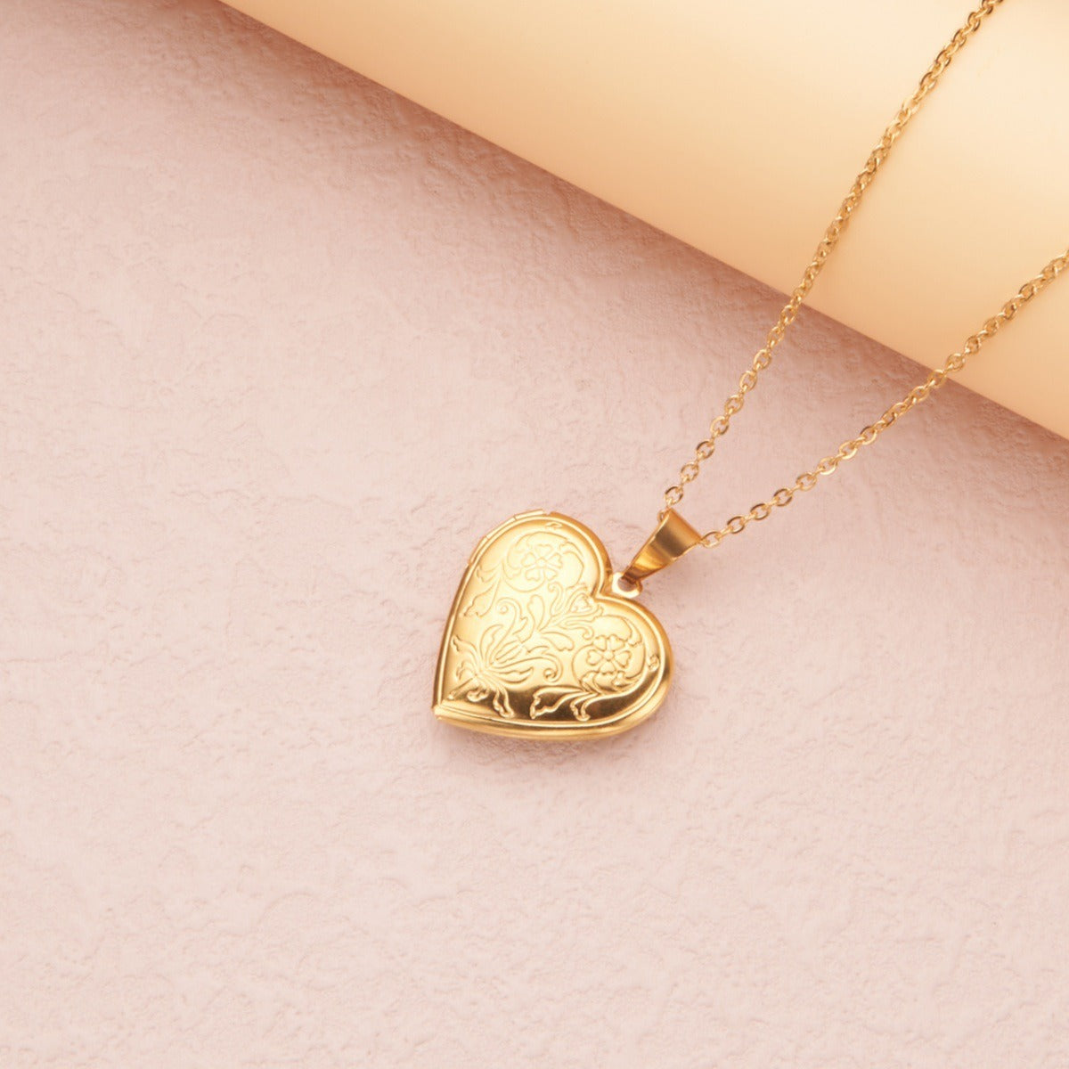 Gold polished heart 29*29mm photo locket necklace with pendant and chain